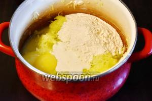 Кабачковую массу хорошо отжать от выделившегося сока, добавить смесь перцев (0,5 ч. л.), соль по необходимости, яичные желтки (3 штуки), муку с разрыхлителем и сметану (60 г). Перемешать.