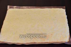 Выпекать в разогретой до 180°C духовке 20 минут. Готовый бисквит вместе с бумагой перенести на рабочую поверхность и полностью остудить.