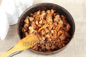 Выложить к овощной обжарке маринованное мясо вместе с содержимым маринада, аккуратно перемешать, немного обжарить кусочки и тушить с закрытой крышкой до готовности моркови, убавив огонь. Во время тушения периодически необходимо перемешивать, только аккуратно, чтобы кусочки соевого мяса не превратились в фарш, хотя это уже на усмотрение повара. ;) При необходимости добавить небольшое количество воды, чтобы мясо не пригорало во время тушения.