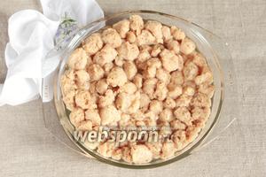 Мясо соевое (100 г) предварительно замочить в воде, согласно инструкции, указанной на упаковке. В инструкции к моему мясу было указано, что вода должна быть тёплой, залить в соотношении 1:4 на 20 минут.