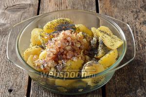Соединить горячий сухой картофель, подготовленный лук, 3 ст. л. мака, чёрный молотый перец 0,3 ч. л. Тщательно потолочь. Масса должна стать однородной. Охладить до комнатной температуры.