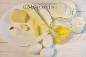 Подготовить продукты по списку: кабачок, твёрдый сыр, муку, яйца, соль, перец, оливковое масло, молоко, разрыхлитель.
