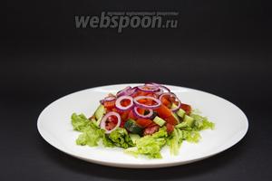 Из 1 болгарского перца удаляем семечки и прожилки, режем его на четвертинки, а их — на тонкие полоски. Раскладываем следующим слоем. Фиолетовый лук (0,5 луковицы) режем тонкими кружками, разделяем их на колечки. Посыпаем ими салат.