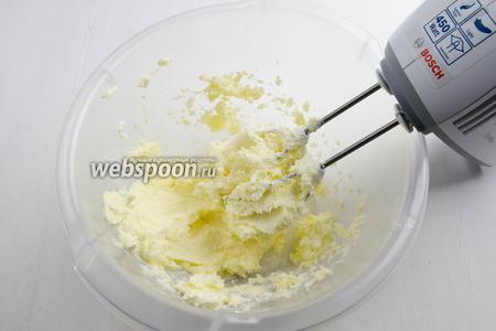 Мягкое сливочное масло (200 г) взбить в крутую пену, добавляя к нему сахар (150 г), соль (1 щепотку) и ванильный сахар (10 г).