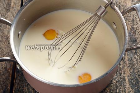 Соединить 600 мл молока, 2 яйца, 110 грамм сахара и взбить венчиком.