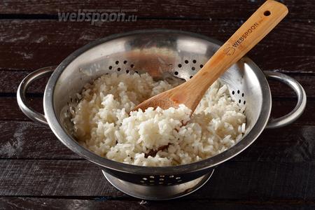 100 грамм риса промыть и отварить до готовности.