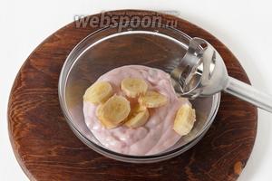 400 мл йогурта соединить с кусочками 1 очищенного банана. Измельчить блендером до образования однородной массы.