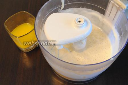 Сливочное масло (80 г) растопить и влить в тесто. Перемешать.