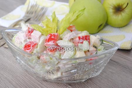 Фото рецепта Салат с сельдереем, яблоком и курицей