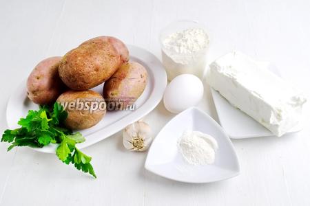 Чтобы приготовить картофельные оладьи, нужно взять картофель, сыр Фета, яйцо, молоко, муку, разрыхлитель, соль, чеснок, петрушку, молотый черный перец, подсолнечное масло для жарки.