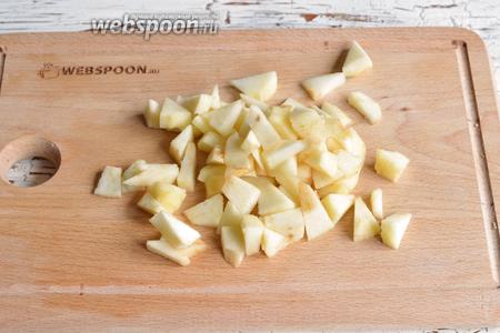 1 яблоко очистить от кожуры, удалить сердцевину. Нарезать яблоки средним кубиком и сбрызнуть лимонным соком (0,5 ч. л.).