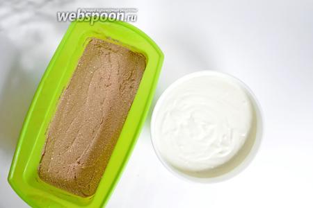 В силиконовую форму выложить слой шоколадного теста, а сверху — белое тесто. Выпекать в разогретой до 180°C духовке 30-40 минут.