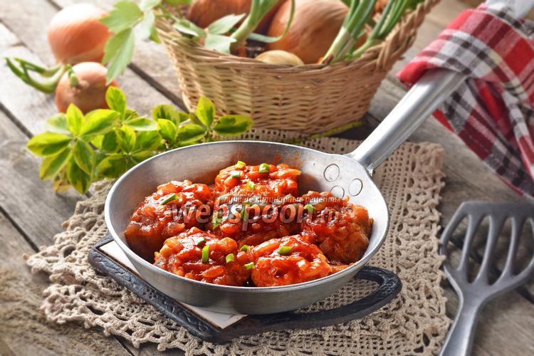 Фото Луковые котлеты в томатном соусе