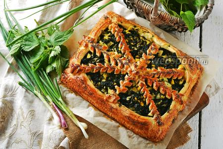 Фото рецепта Пирог с крапивой и яйцом