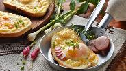 Фото рецепта Яичница в хлебе на сковороде с колбасой и сыром