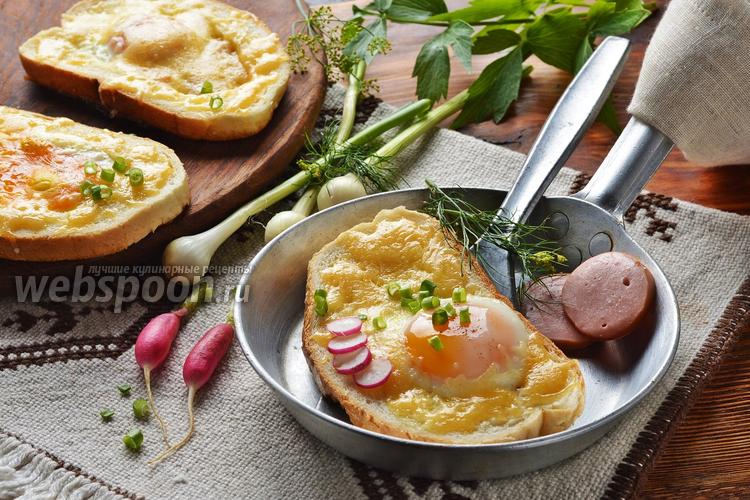 Омлет с хлебом, колбасой и помидорами на сковороде – рецепт пошаговый с фото