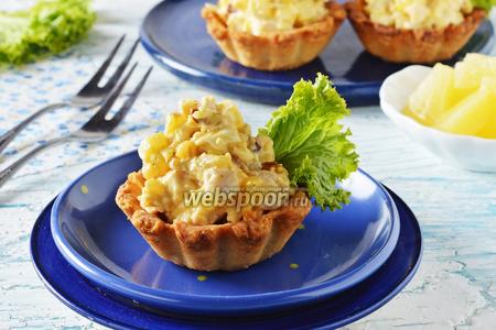 Фото рецепта Салат с курицей и ананасом в тарталетках