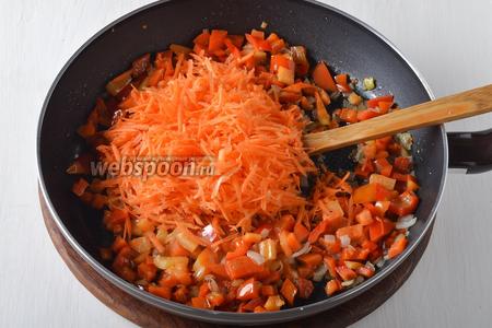 Приготовим овощное рагу. Для этого очистить все овощи. Лук и перец нарезать небольшими кубиками и обжарить на подсолнечном масле 3-4 минуты. Добавить натёртую на крупной тёрке морковь. Готовить ещё 3-4 минуты.