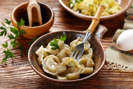 Фото рецепта Пельмени с сыром и яйцами