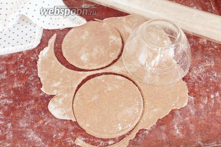 «Отдохнувшее» тесто на припылённой пшеничной мукой поверхности раскатать в пласт толщиной 1,5-2 мм и вырезать кружочки диаметром 10-12 см. Можно разделить тесто на равные части и раскатать каждую в кружочек.