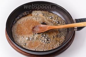 Нагревать, помешивая, несколько минут, пока сахар не закарамелизируется. Добавить 150 мл кипящей воды и 30 мл вина. Перемешать до растворения комочков сахара.