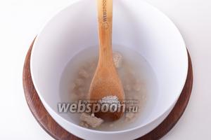 150 мл воды нагреть до 37°С, соединить с сахаром (1 ч. л.), раскрошенными дрожжами (15 грамм). Перемешать, оставить на 5 минут.