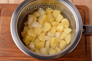 300 грамм картошки очистить, нарезать небольшими кусочками, выложить в воду. Довести до кипения и проварить 2 минуты.