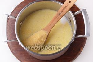 В кастрюле соединить кукурузную крупу (1/2 стакана), 1,5 стакана воды 1,5 стакана молока. На среднем огне, помешивая, довести до кипения. А затем готовить на небольшом огне, периодически помешивая, 20 минут.