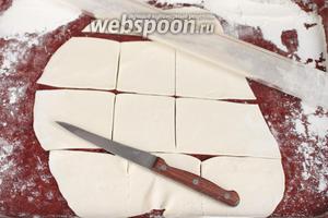 Теперь из «отдохнувшего» теста необходимо раскатать сочни удобным для вас способом. Можно раскатать общий пласт и нарезать ножом на квадраты или вырезать круглой вырубкой сочни как для вареников. Можно сделать жгут из теста, нарезать его на «пяточки» и каждый отдельно раскатать в круглый сочень. При необходимости припылить поверхность для раскатывания пшеничной мукой.