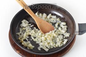 60 грамм лука очистить, нарезать кубиками и обжарить на части жира из тушёнки до лёгкой золотистости.