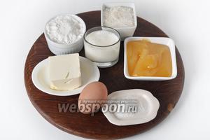 Для работы нам понадобится яйцо, сливочное масло, мука, разрыхлитель, молоко, сахар, мёд.