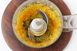 Измельчить до однородной массы. Можно смолоть цитрусовые на мясорубке. Перемешать с сахаром (100 грамм).