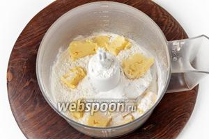 Добавить нарезанное кусочками холодное сливочное масло 65 грамм и включить комбайн на 20-30 секунд, чтобы образовалась крошка.