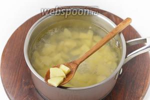 200 грамм картофеля очистить, нарезать небольшими кусочками и отварить в подсоленной (10 грамм) воде (1 литр) 15 минут.
