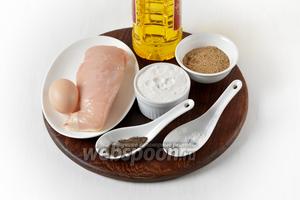 Для работы нам понадобится куриное филе, яйцо, подсолнечное масло, мука, соль, чёрный молотый перец, панировочные сухари.