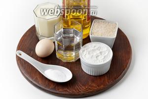 Для приготовления блинчиков нам понадобится кефир, вода, сода, сахар, соль, мука, яйцо, подсолнечное масло.