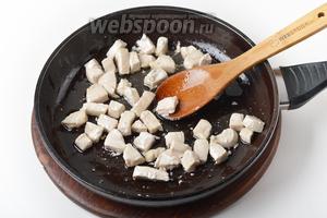 350 грамм куриного филе промыть, нарезать средними кусочками и обжарить на подсолнечном масле (50 мл) 4-5 минут.