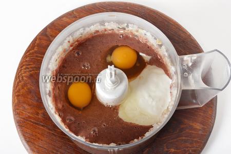 К луку, в чашу комбайна, выложить промытую, очищенную и нарезанную кусочками куриную печень (450 грамм), 2 яйца, 100 мл кефира. Измельчить до однородной массы.