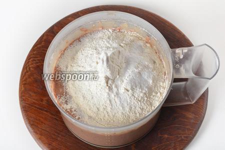 Добавить соль (6 грамм), чёрный молотый перец (1 грамм), 130 грамм просеянной с содой (0,5 ч. л.) муки. Измельчить до однородной массы.