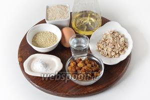 Для работы нам понадобится кунжут, овсяные хлопья длительного приготовления, яйцо, подсолнечное масло, изюм, уксус, сода, сахар.