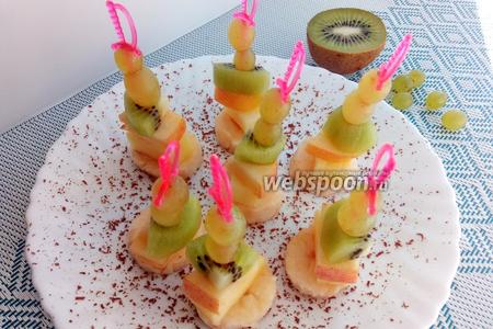 Фото рецепта Канапе с виноградом и ананасом