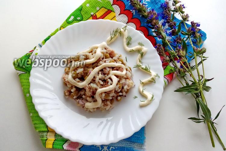 Фото Рыбный салат с рисом и горошком