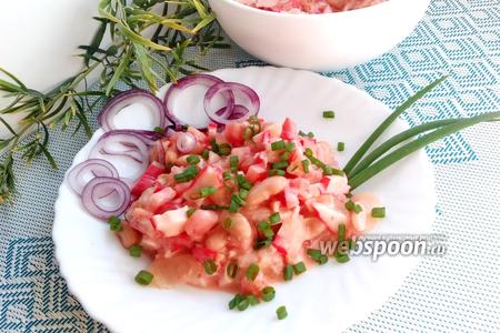Фото рецепта Салат с крабовыми палочками и фасолью с помидорами