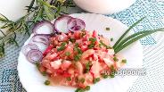 Фото рецепта Салат с крабовыми палочками и фасолью с помидорами