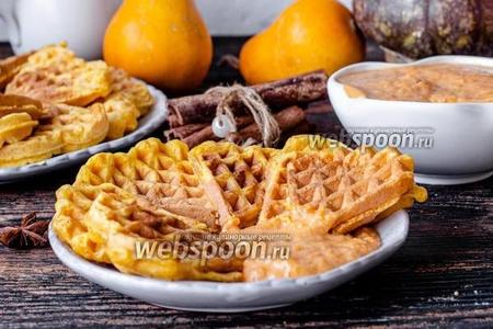 Фото рецепта Тыквенные вафли с соусом