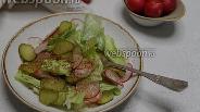 Фото рецепта Пикантный салат с редисом и солёными огурцами