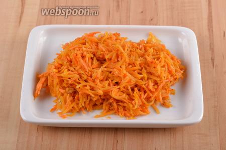 150 граммов моркови по-корейски нарезать средними кусочками.