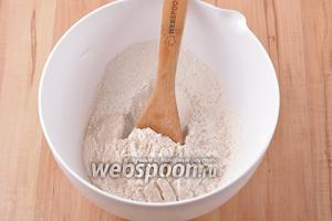 260 грамм пшеничной муки просеять, соединить с 8 граммами сухих быстродействующих дрожжей и 2 граммами соли. Перемешать.