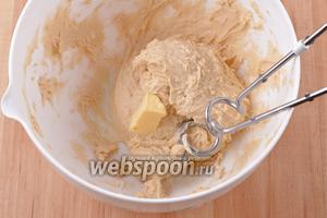 50 грамм очень мягкого сливочного масла разделить на 5-6 кусочков и порциями вмешать в тесто. Вмешивать следующий кусочек масла после того, как вмешается предыдущий.