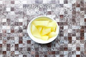 1 яблоко очистите от кожуры и семян, порежьте на кусочки и погрейте в микроволновке 10-20 секунд, они должны стать мягкими.